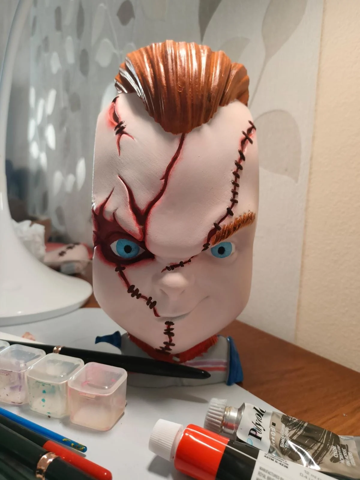 Hotová namalovaná busta Chucky