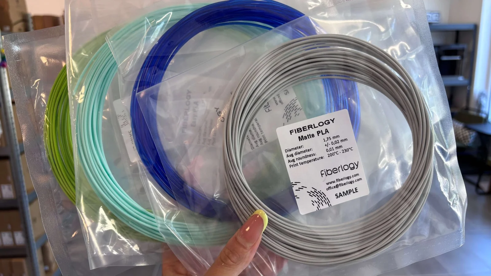 Vzorky filamentů Fiberlogy v průhledných obalech